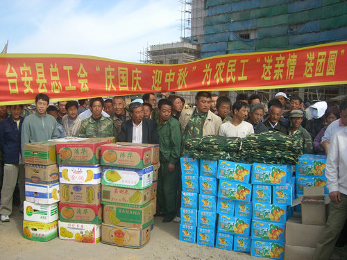 图为县总工会开展的为农民工送团圆活动_副本.JPG