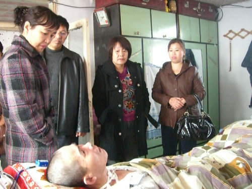 图为县总工会领导走访慰问大病职工_副本.JPG