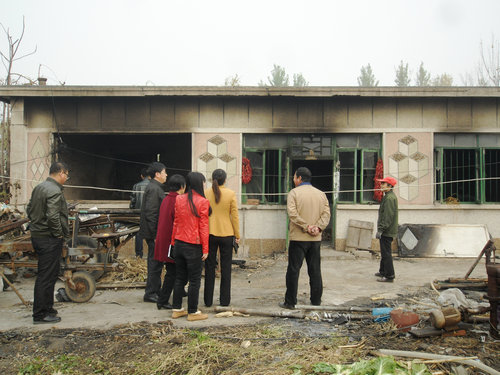图为县总工会职工服务中心领导慰问家中遭受火灾职工_副本.JPG