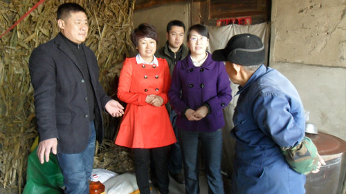 图为职工服务中心主任程敏(右二)走访特困户_副本.JPG