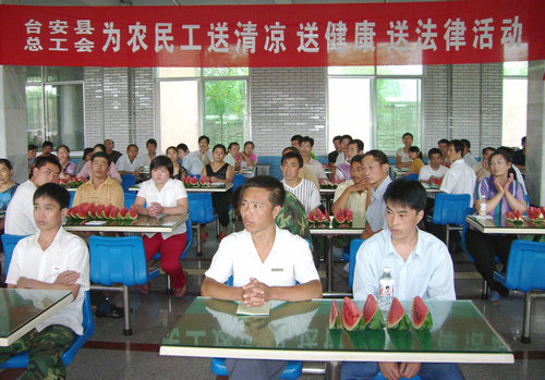 图为县总工会开展为农民工送清凉活动_副本.JPG