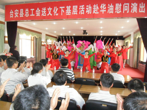 图为县总工会职工艺术团到基层企业慰问演出_副本.JPG