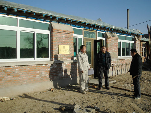 图为县总工会为特困职工免费建房_副本.JPG