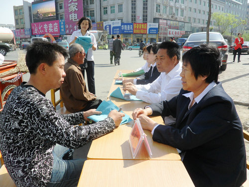 图为职工服务中心工作人员为职工提供法律援助_副本.JPG