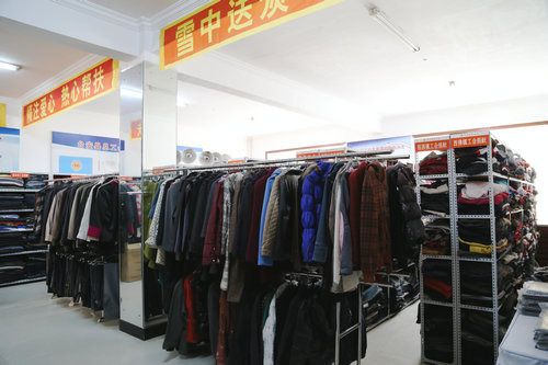 图为职工服务中心扶贫超市一角1_副本.JPG