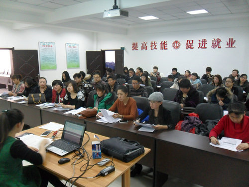 图为县总工会职工服务中心举办职工技能培训班_副本.JPG