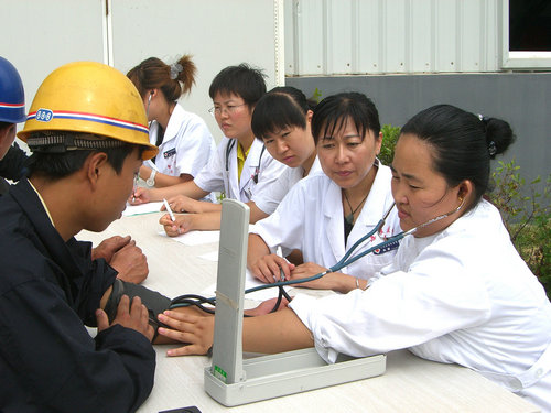 图为县总工会组织医护人员到基层企业为职工免费体检_副本.jpg