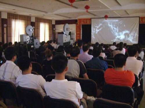 图为县总工会常年开展的百场电影下基层活动_副本.JPG