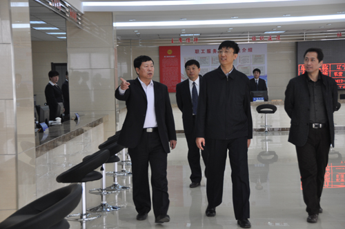 6、韩文彬主席到县总工会调研-1.jpg